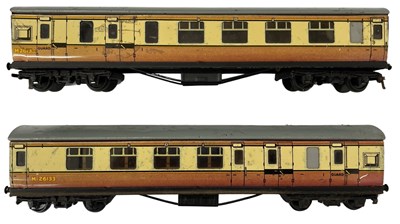 Lot 34 - A pair of tinplate Hornby Dublo 00 gauge rail...