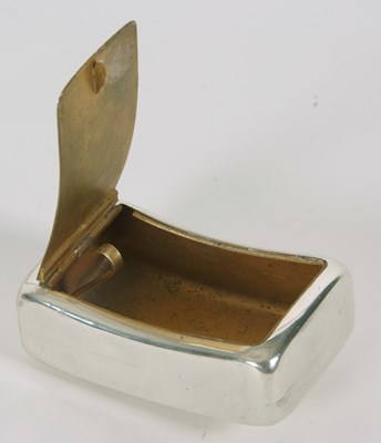 Lot 6 - An Edwardian silver "squeeze" snuff box of...