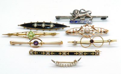 Lot 173 - A quantity of bar brooches, to include a 15ct...