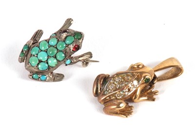 Lot 140 - A frog brooch, set with round turquoise...