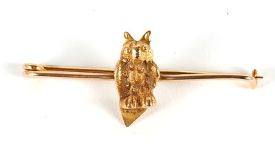 Lot 115 - An owl bar brooch, the naturalistically...