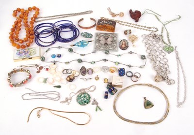 Lot 251 - A quantity of assorted costume jewellery, to...