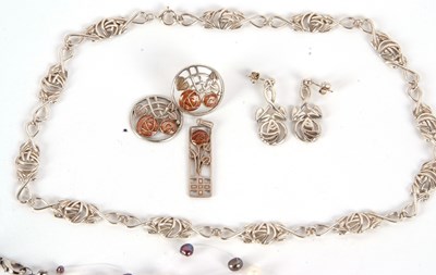 Lot 129 - A mixed lot of jewellery to include a Scottish...