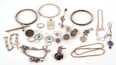 Lot 241 - A mixed lot silver and white metal jewellery...