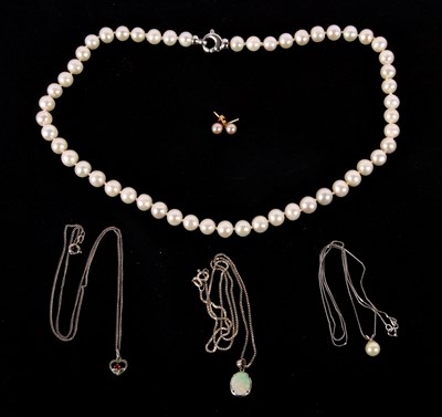 Lot 135 - A mixed lot of jewellery to include an opal...