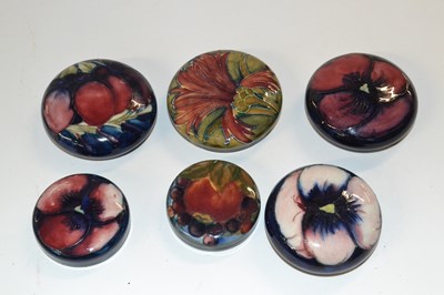 Lot 375 - A group of six early 20th Century Moorcroft...