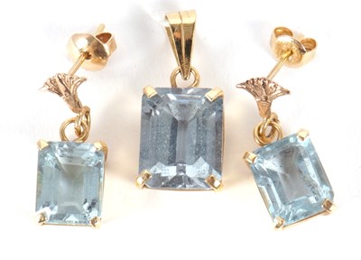 Lot 114 - A synthetic blue spinel pendant and earrings,...