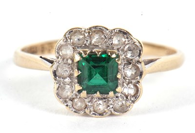 Lot 24 - A 9ct green and white paste ring, the central...