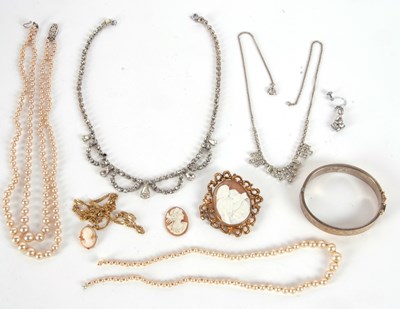 Lot 247 - A mixed lot of jewellery to include a silver...