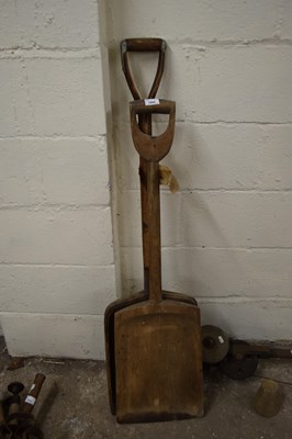 Lot 1004 - Two shovels