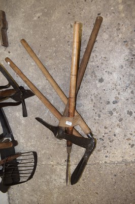 Lot 1009 - Bundle of implements to include edging shears,...