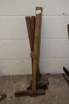 Lot 1010 - Bundle of various blacksmith hammers