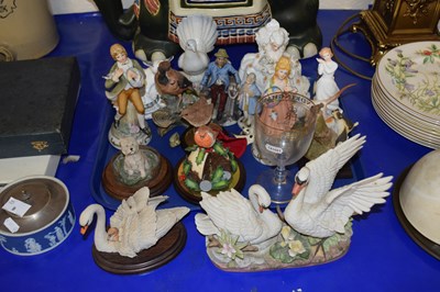 Lot 12 - Tray of various assorted bird and animal...