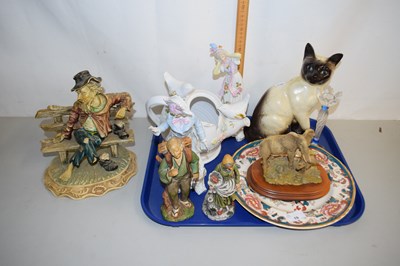 Lot 19 - A tray of various assorted ceramics, figurines...