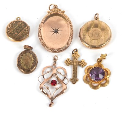 Lot 149 - A mixed lot of yellow metal and goldplated...