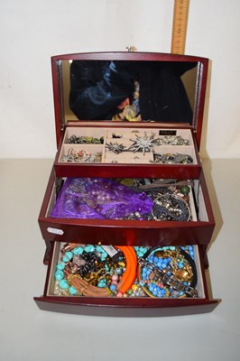 Lot 121 - A cantilever jewellery box and various contents