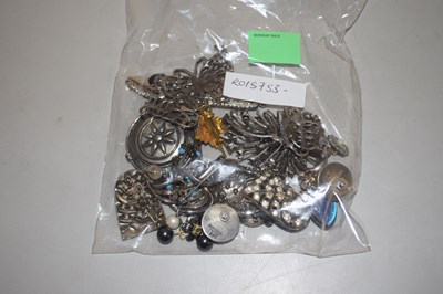 Lot 129 - Group of various costume brooches