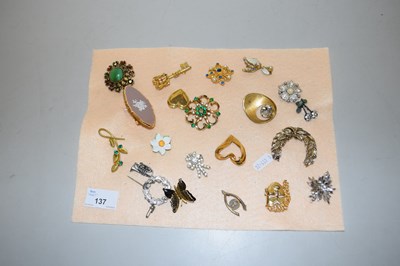 Lot 137 - Collection of various costume jewellery brooches