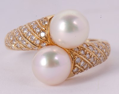 Lot 7 - An 18ct cultured pearl and diamond crossover...