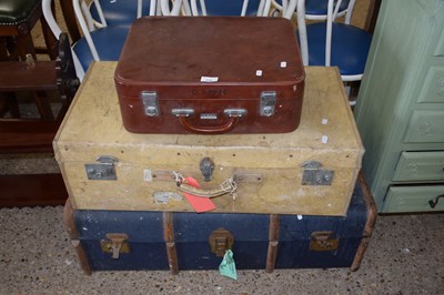 Lot 318 - A group of three vintage suitcases