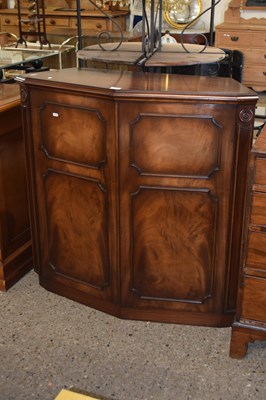 Lot 318 - A modern mahogany veneered bar cabinet