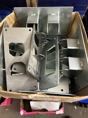 Lot 520 - Box of metal joist brackets