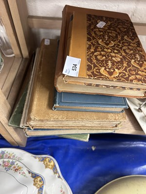 Lot 534 - Mixed Lot: Assorted books to include T E...