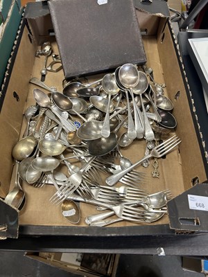 Lot 668 - Assorted flat ware