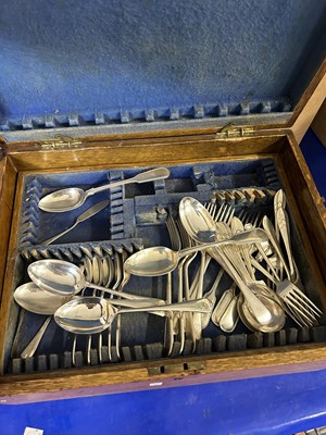 Lot 688 - Canteen of assorted flatware