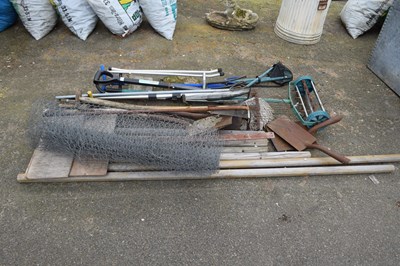 Lot 389 - Garden tools, chicken wire, fence posts etc