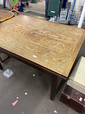 Lot 850 - An oak extending dining table