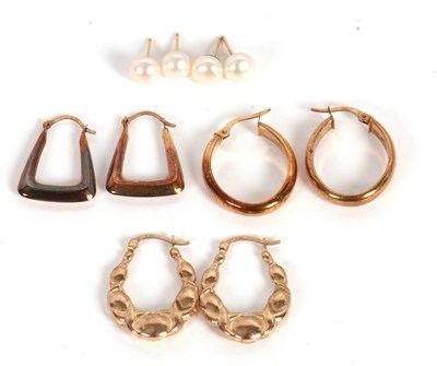 Lot 101 - A mixed lot of earrings, to include two pairs...