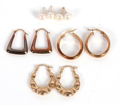 Lot 101 - A mixed lot of earrings, to include two pairs...