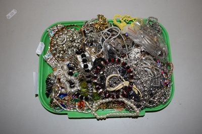 Lot 118 - Box of costume jewellery