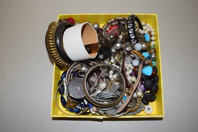 Lot 134 - Box of assorted costume jewellery