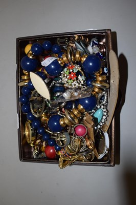 Lot 138 - Tray of assorted costume jewellery