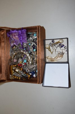Lot 141 - A case of assorted costume jewellery