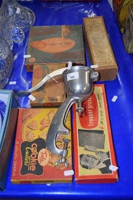 Lot 182 - Mixed Lot: Vintage kitchen accessories,...