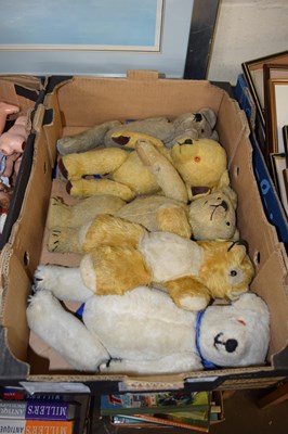 Lot 689 - Box of vintage teddy bears