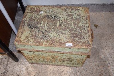 Lot 1030 - Metal toolbox