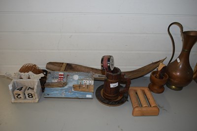 Lot 525 - MIXED LOT: VARIOUS WOODEN ITEMS, PLAQUE...