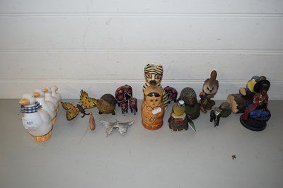 Lot 527 - MIXED LOT: VARIOUS ORNAMENTS AND OTHER ITEMS