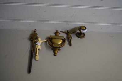 Lot 568 - MIXED LOT: BRASS DOOR KNOCKER, DOOR HANDLE,...