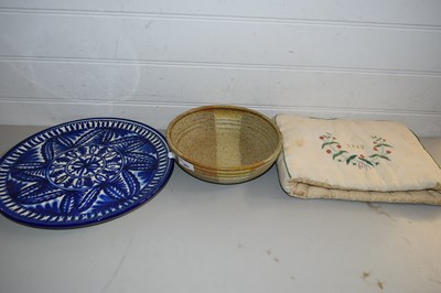 Lot 583 - MIXED LOT COMPRISING A STUDIO POTTERY BOWL,...