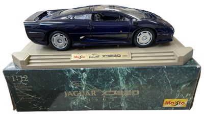 Lot 81 - A Maisto 1:12 scale model Jaguar XJ220 (1992)...