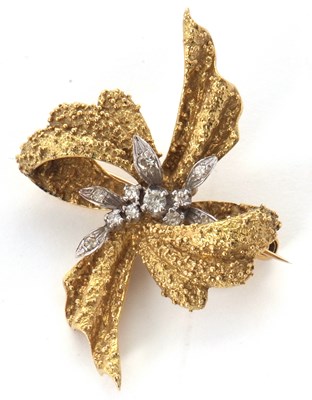 Lot 53 - An 18ct diamond brooch, the textured knot...