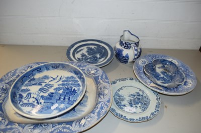 Lot 31 - VARIOUS BLUE AND WHITE CERAMICS TO INCLUDE...