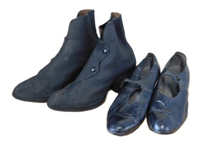 Lot 21 - Two pairs of lady's mid 20th century shoes, to...