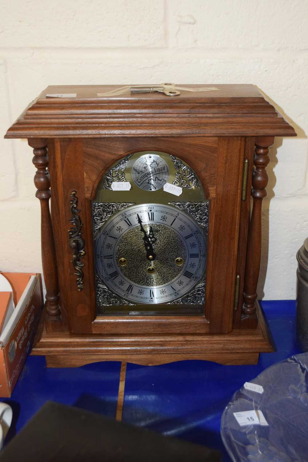 Lot 13 - A 20th Century oak cased mantel clock