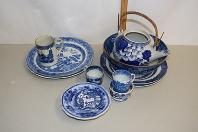 Lot 21 - Mixed Lot: Various blue and white ceramics to...